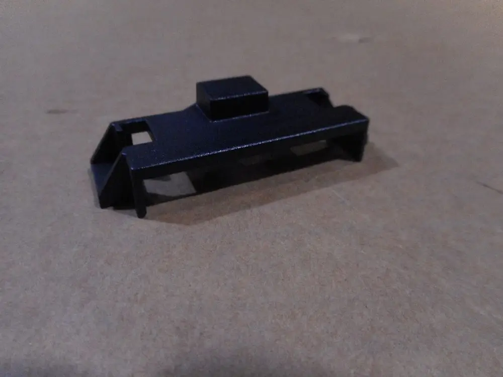 Schwarzer Schutzstecker mit flachen Seiten und einem kleinen Quadrat oben. Geeignet für 24-polige Anschlüsse. Produkt von Remeha.